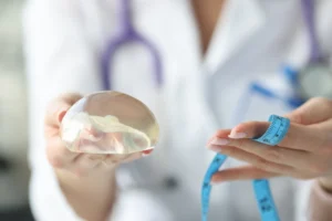 Réduction des implants mammaires