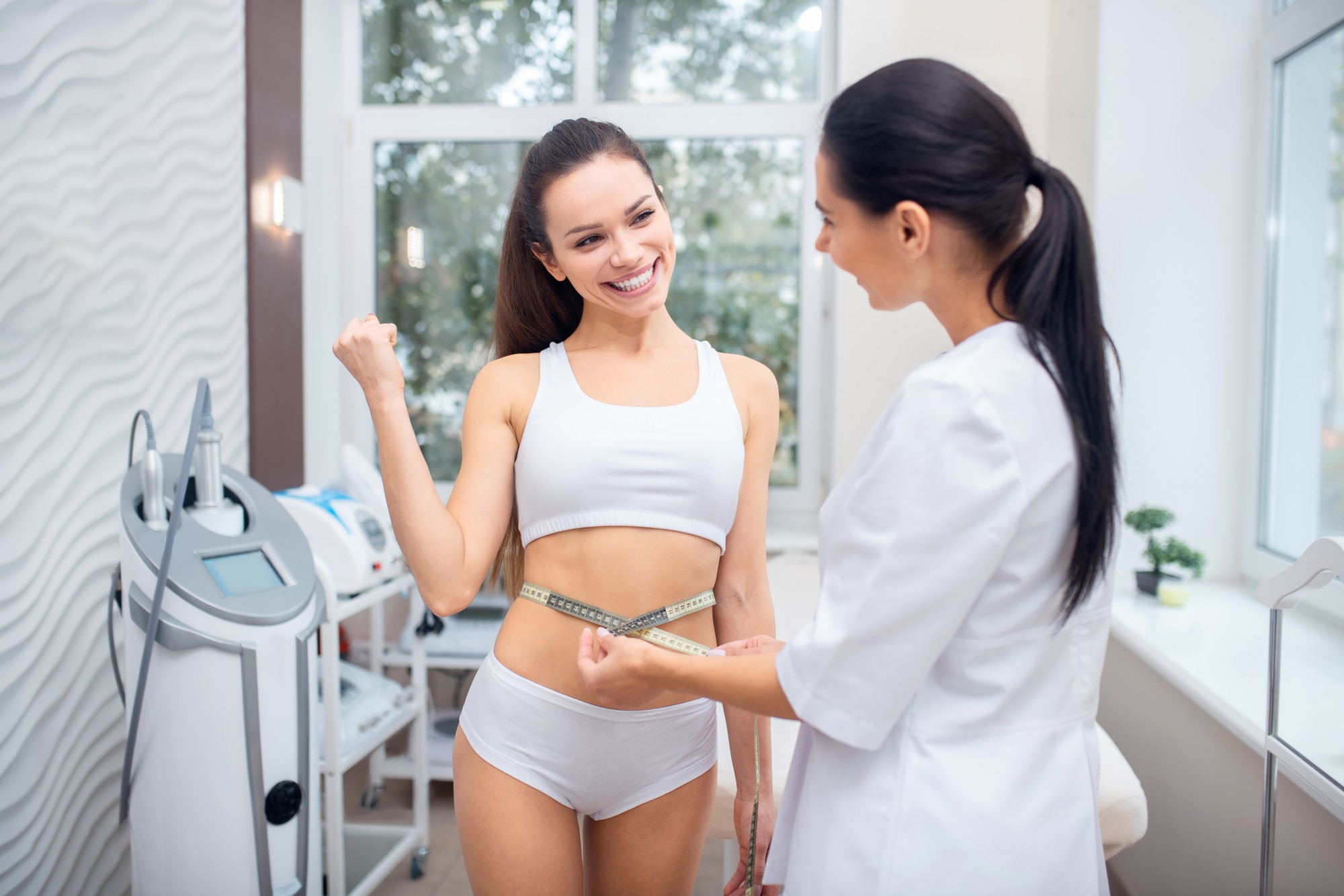 Fettabsaugung Bauch Tunesien Preise All-Inclusive 2026 - Patientin vor und nach der Liposuktion am Bauch in einer modernen Klinik in Tunesien