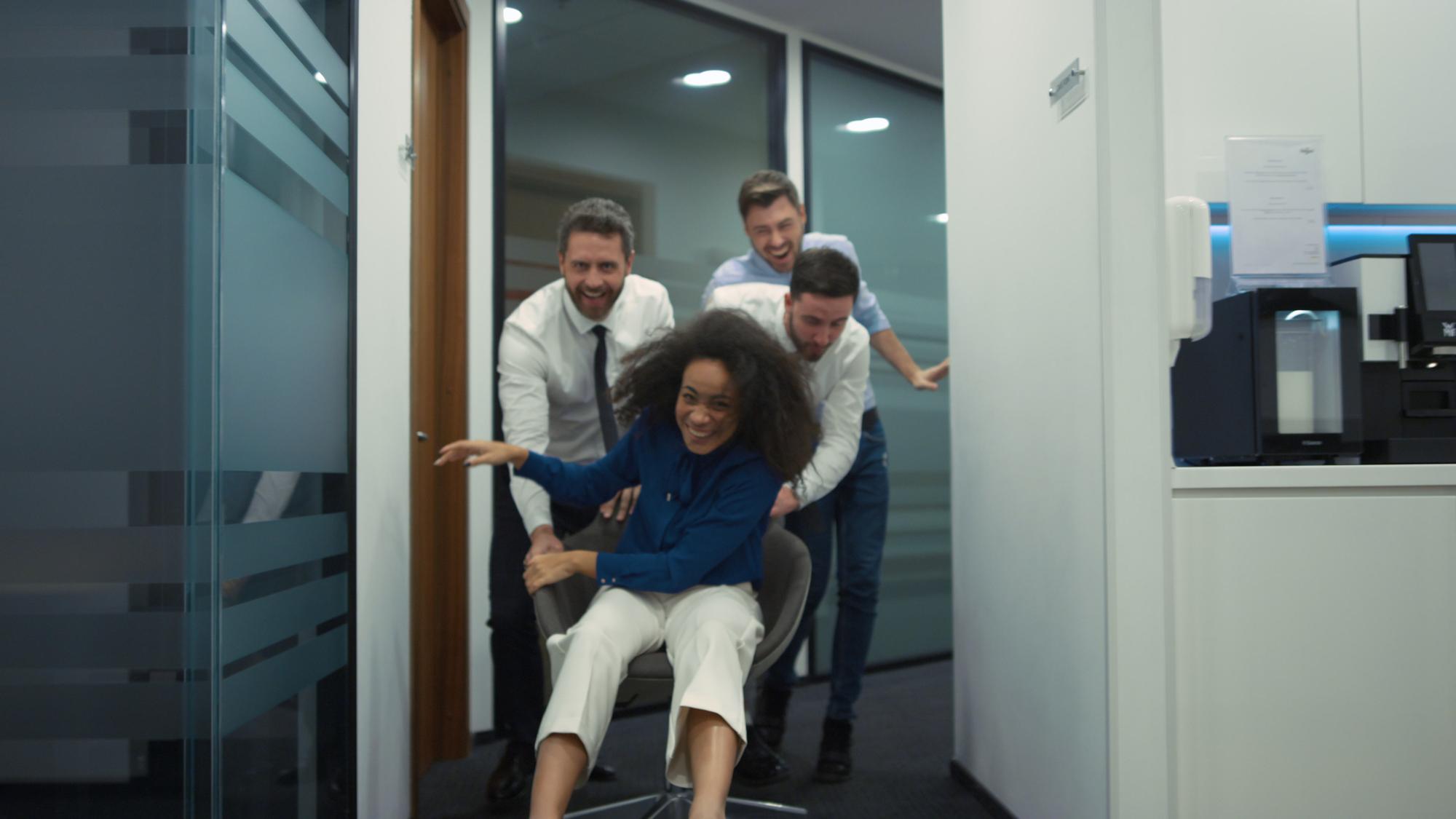 Liposucción Túnez precio todo incluido: mujer feliz mostrando abdomen tonificado