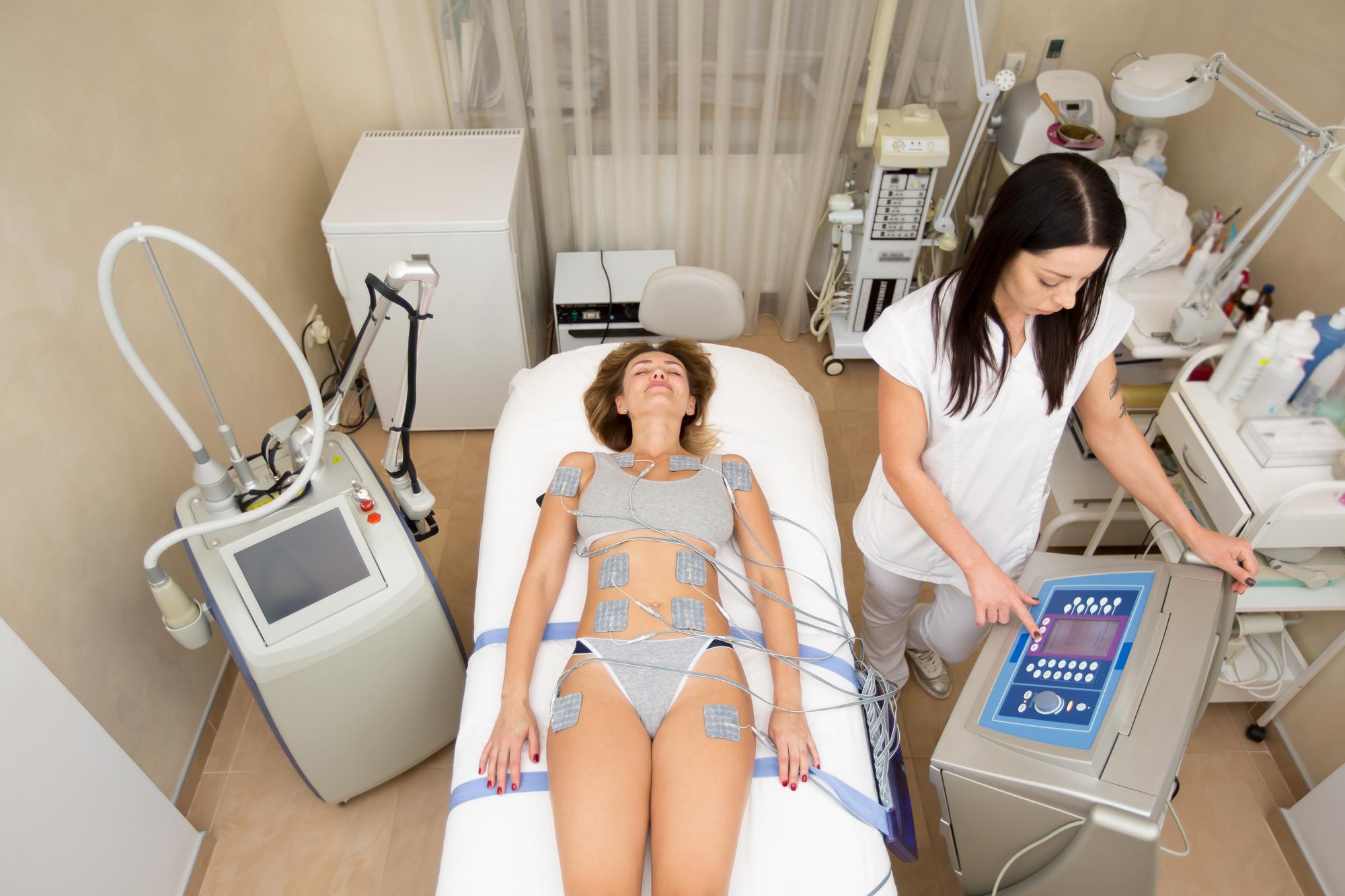 Liposuzione laser in Tunisia: clinica moderna con chirurgo plastico che esegue laser lipolysis su paziente