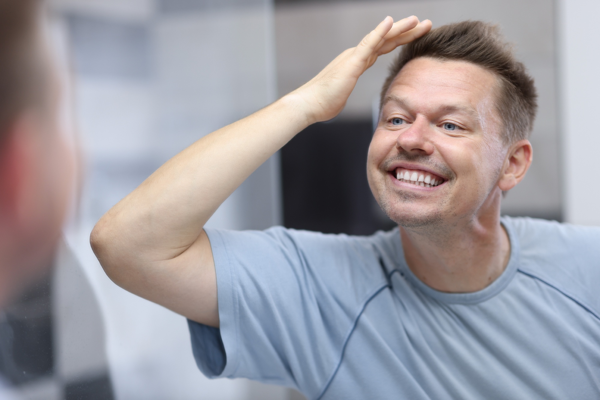 Transplante capilar Tunisia preco 2026 - medico examinando couro cabeludo de paciente