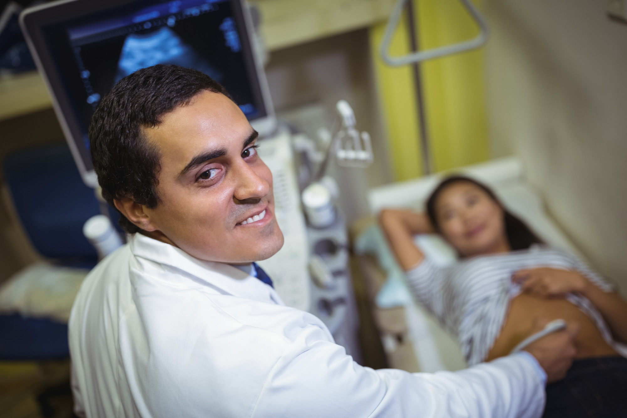 Pacote de cirurgia estética na Tunísia com preços 2026 tudo incluído, mostrando clínica moderna e cirurgião