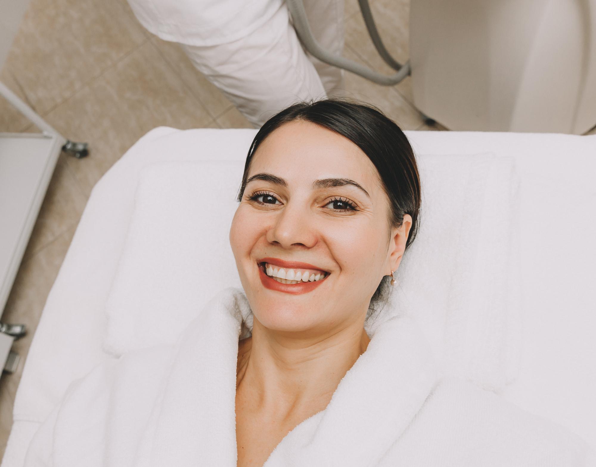Cirurgia estética na Tunísia com preços 2026 tudo incluído: paciente sorrindo em clínica moderna
