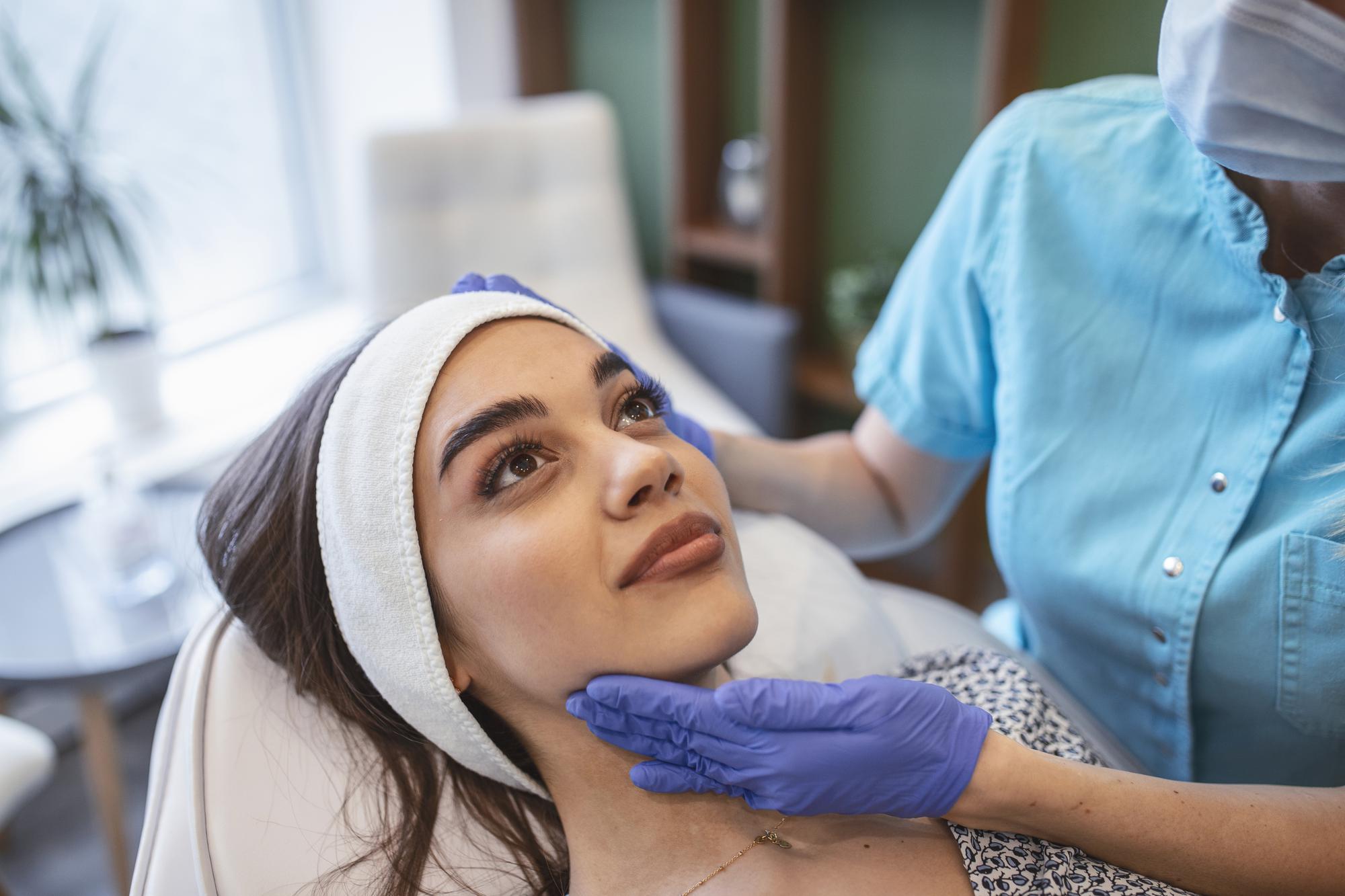 Clinique esthétique moderne en Tunisie avec équipement médical de pointe et chirurgiens en blouse