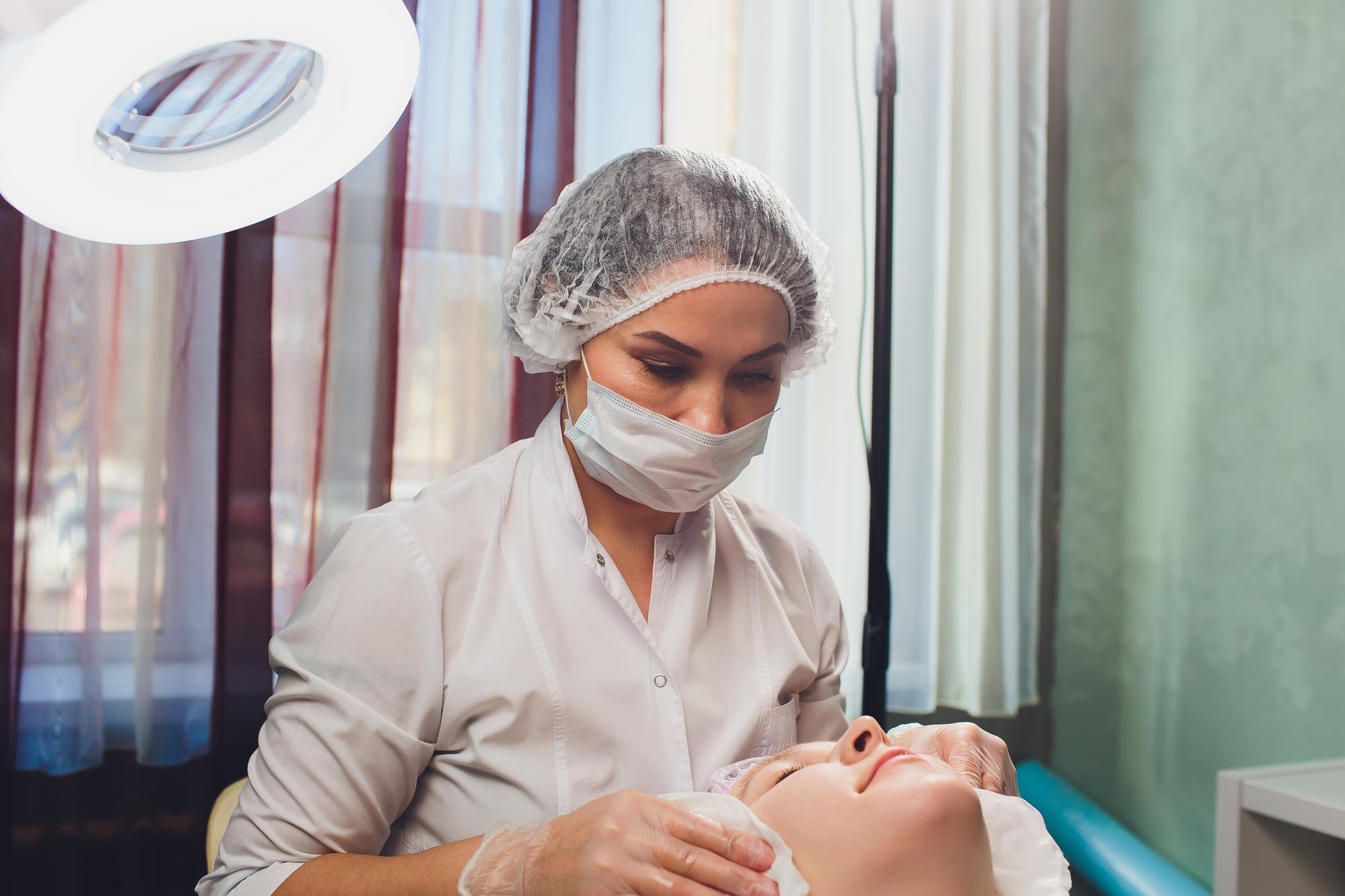 Clinique Pasteur Tunis chirurgie esthétique avis 2026 - Salle d'opération moderne avec équipement médical de pointe