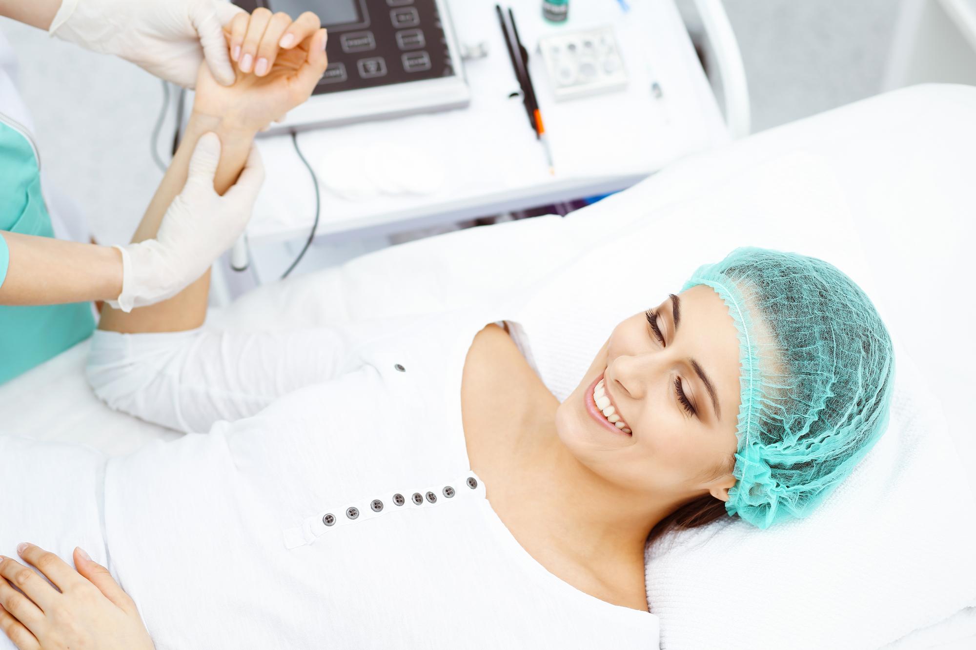 Plastische chirurgie in Tunesië met moderne kliniek en tevreden patiënt