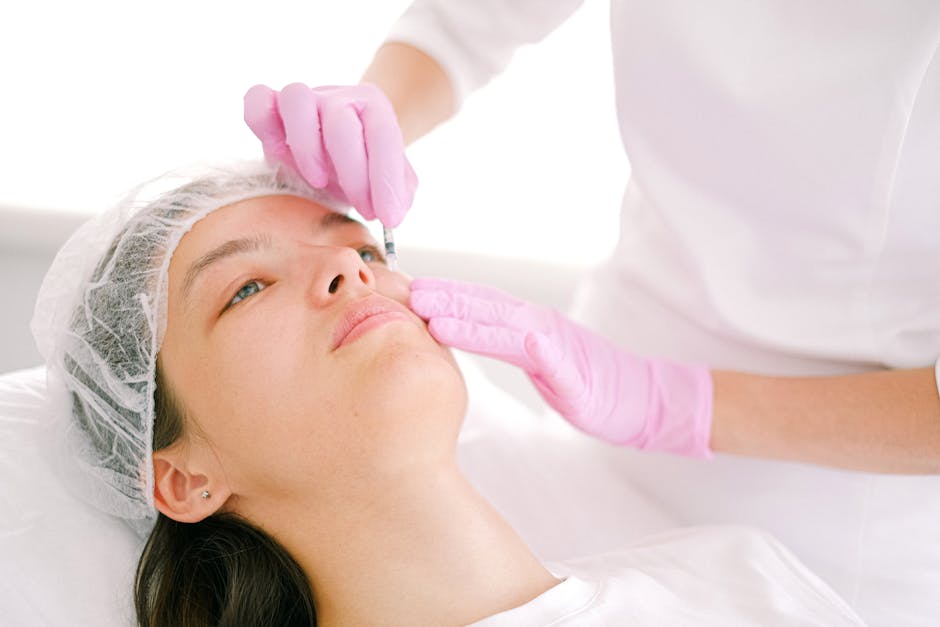 Chirurgie esthétique Tunisie : clinique moderne avec équipement médical de pointe et chirurgien en blouse