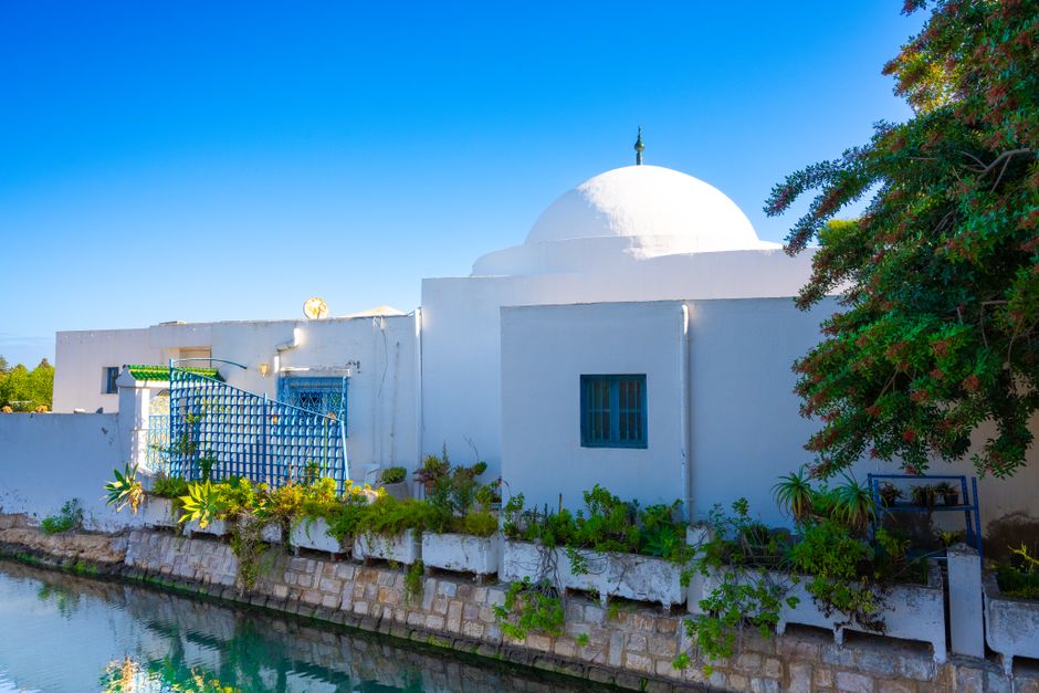 Patient consultant un chirurgien pour une liposuccion en Tunisie, salle d'opération moderne et équipée