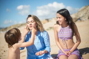 Protéger sa peau du soleil à la plage en été