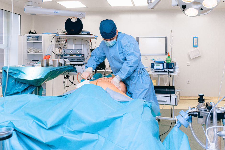 Vaser liposuction procedure in Tunisia, showing ultrasound device and fat removal process