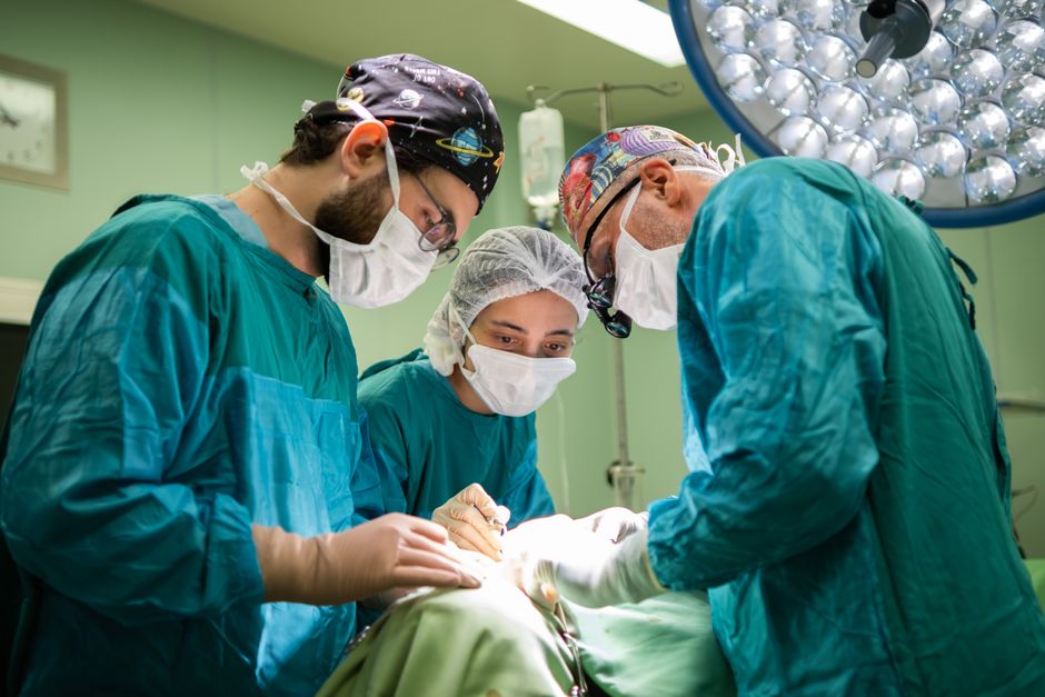 Chirurgien réalisant la pose d'un anneau gastrique par cœlioscopie en salle d'opération