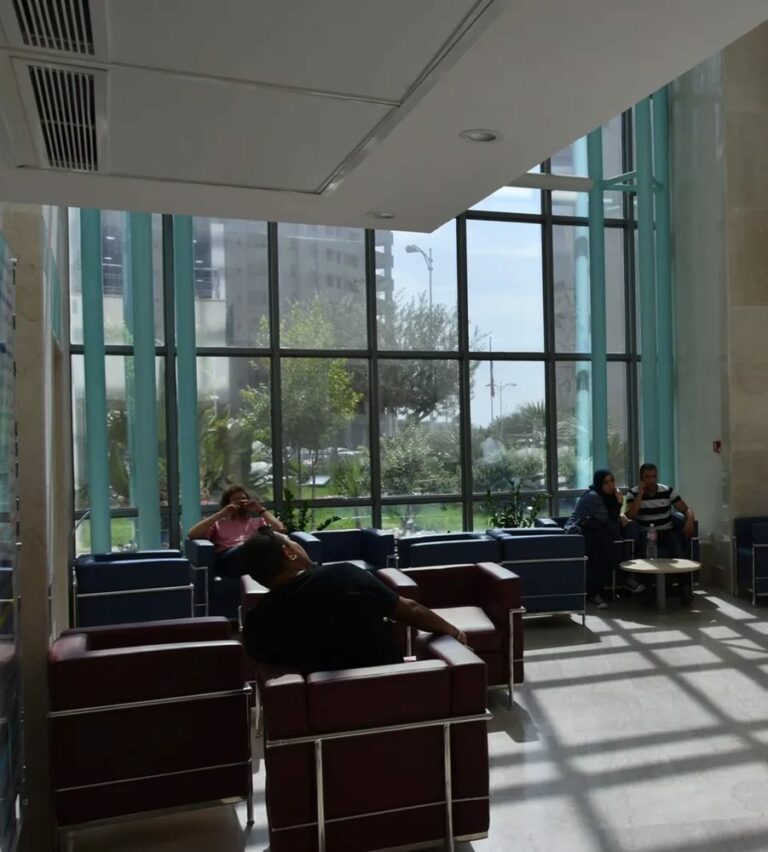 Hall d’accueil d’une clinique partenaire à Tunis