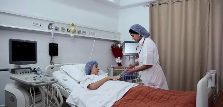 Soins infirmiers en chambre dans une clinique partenaire à Tunis