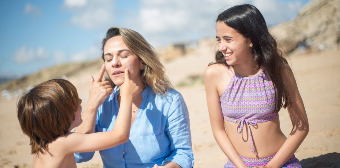 Protéger sa peau du soleil à la plage en été